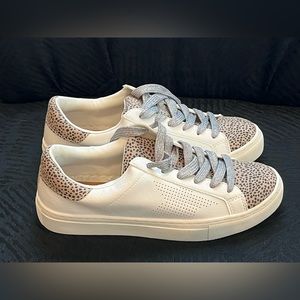 NIB Universal Thread Cadey White Leopard Print Silver Laces Sneakers Shoes 7.5
